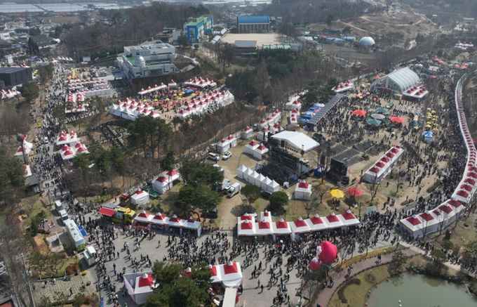 논산시, 딸기향 가득한 족욕장.. 축제 속 힐링