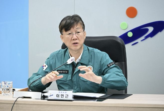 이민근 안산시장이 30일 안산시청 재난안전상황실에서 '대형화재 예방 안전점검 회의'를 주재하고 있다.