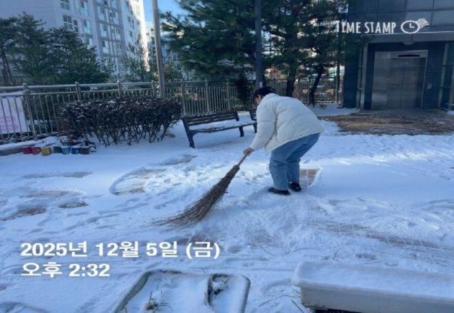 고양시자원봉사센터, ‘눈 쓸 고양’으로 안전한 통행길 조성