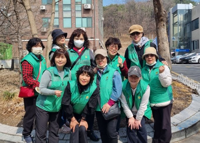 광명시 하안1동은 지난 30일 식목일을 앞두고 새마을부녀회와 함께 ‘봄맞이 꽃 심기 행사’를 개최했다.