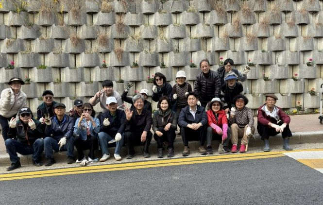 과천시 문원행복마을관리소, 주민과 함께 '걷고 싶은 꽃길' 조성