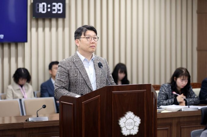 홍종철 의원(국민의힘, 광교1·2)이 제400회 임시회 기획경제위원회에서 조례안에 대해 설명하고 있다.