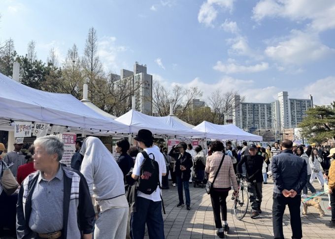장자호수공원 사회적경제 반짝가게를 찾은 시민