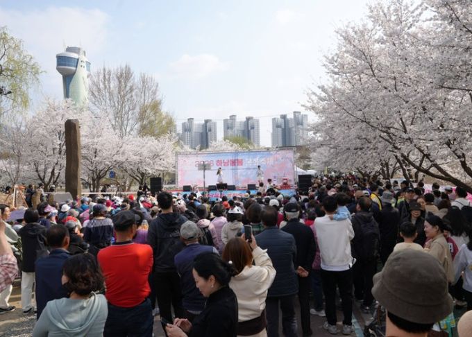 지난 4월 4일 당정뜰에서 열린 2026 하남봄봄 문화축제에 방문한 시민들이 공연을 즐기고 있다.