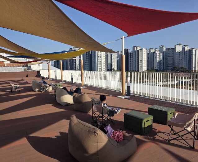 충남도서관, 하늘정원에 캠핑 의자·빈백 등 설치