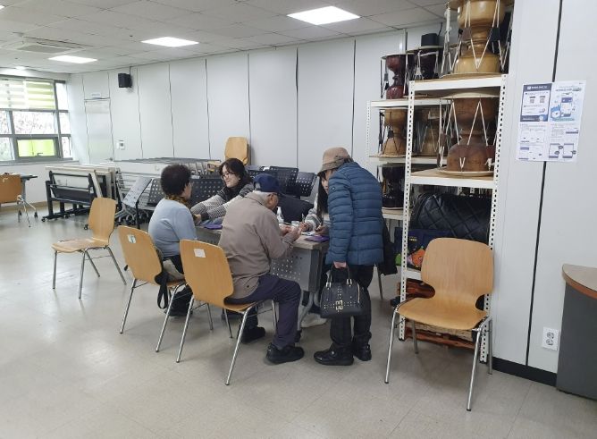 건강상담서비스를 이용하고 있는 시민들