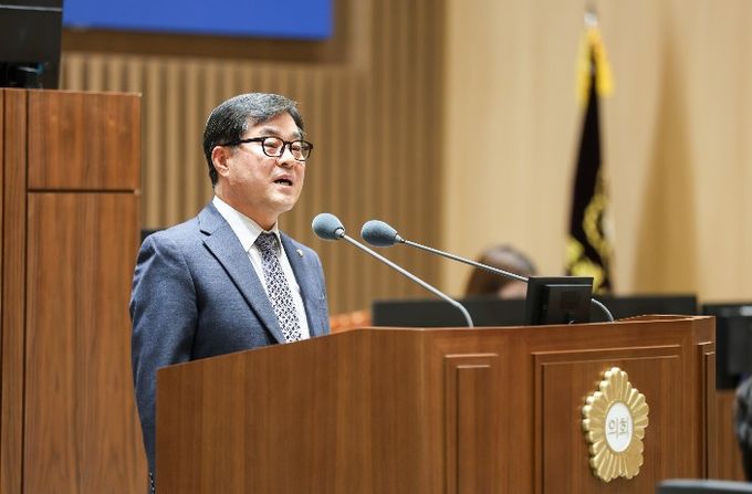 이재형 수원특례시의회 의원이 8일 제400회 임시회 제2차 본회의에서 5분 자유발언을 하고 있다.