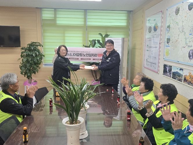 우리동네 페트병 자원순환지킴이 사업단 어르신 수익금 기부 기념사진