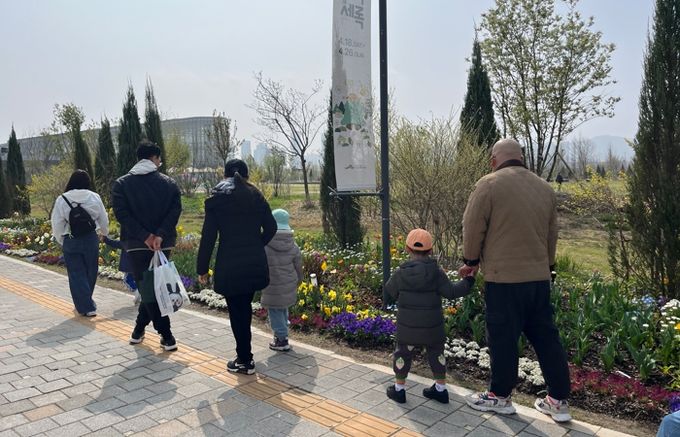 4월 11일, 국립세종수목원에서 세종시 거주 유아 가족들이 생태프로그램“항기체험 대작전”에 참여하고 있다.