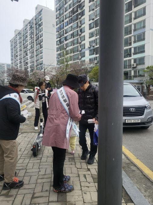 건강지도사들이 11일 성포동 일원에서 '건강마을 비만 예방 캠페인'을 하고 있다.