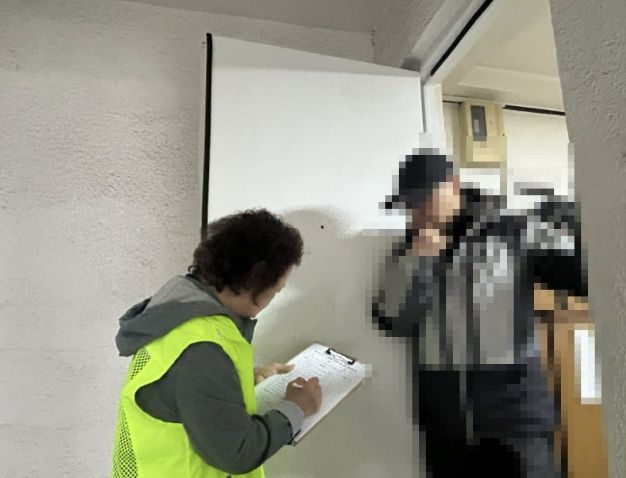 동두천시 생연1동 '똑똑똑 살피기' 돌봄단, 복지 위기가구 방문해 안부 및 생활실태 점검 실시