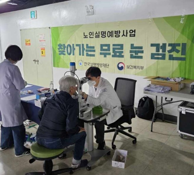 1. 천안시 동남구보건소가 13일 한국실명예방재단과 함께 어르신들을 대상으로 무료 안과 검진을 진행하고 있다.
