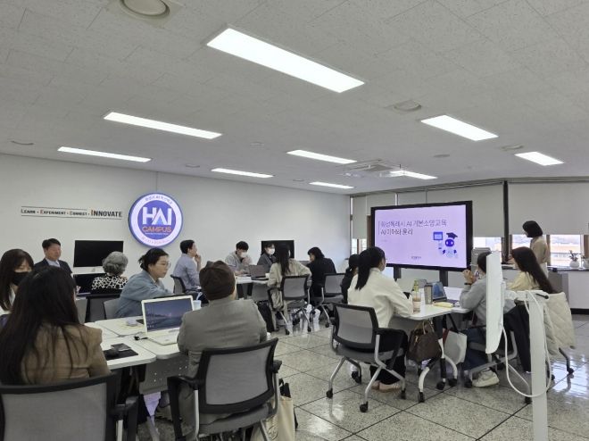 화성특례시 AI혁신센터 ‘AI랩’ 본원에서 시민들이 생성형 AI 실습 교육에 참여하고 있다