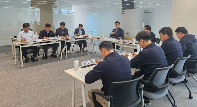 서산시시설관리공단 임직원들이 부패 요인의 선제적 관리를 위한 ISO 37001 도입 방안을 경청하고 있다