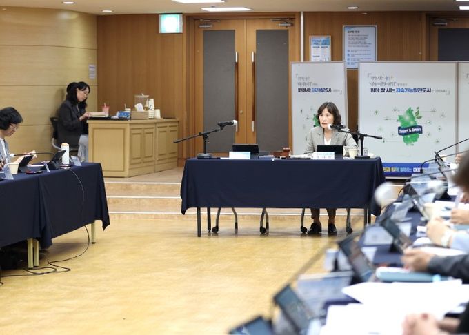 최혜민 광명시장 권한대행(부시장)이 15일 시청 대회의실에서 열린 '2050 탄소중립녹색성장위원회 제1차 정기회의'를 주재하고 있다.