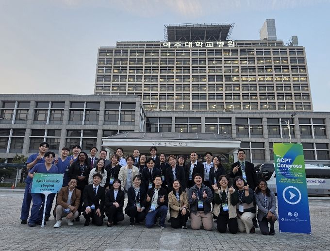프로그램 참가자들이 아주대학교에서 기념 촬영을 하고 있다.