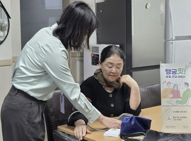 수원시 팔달구 행궁동, 팔창경로당서 '찾아가는 건강상담' 운영... 어르신 건강·복지 동시 지원
